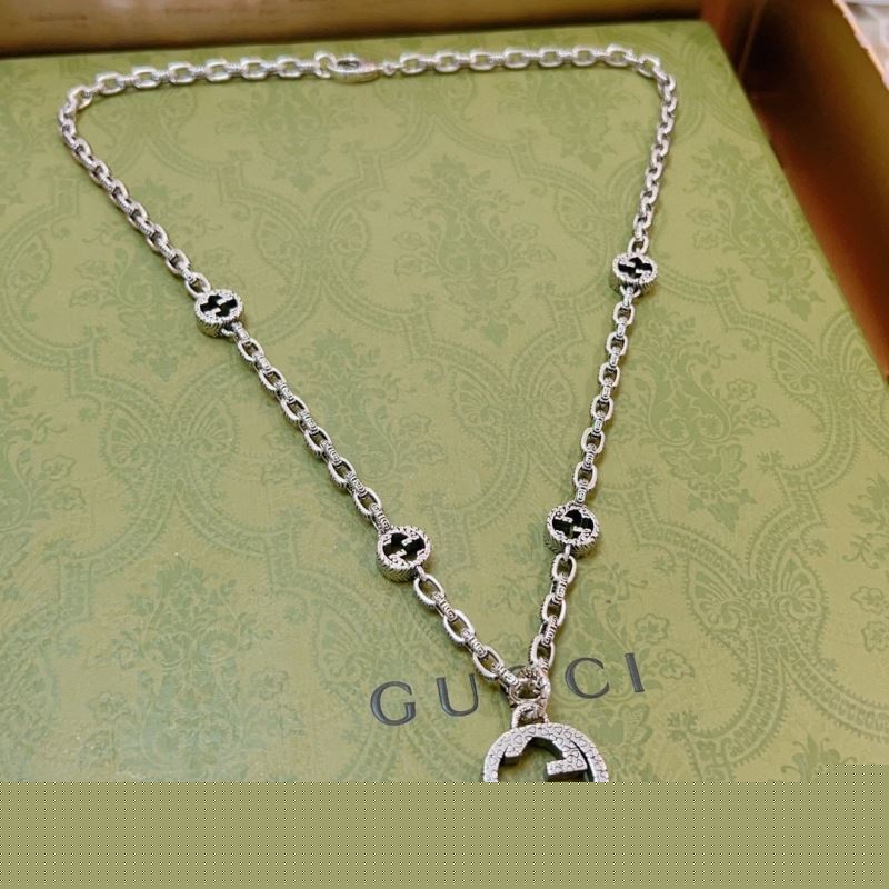 G*u*i necklaces